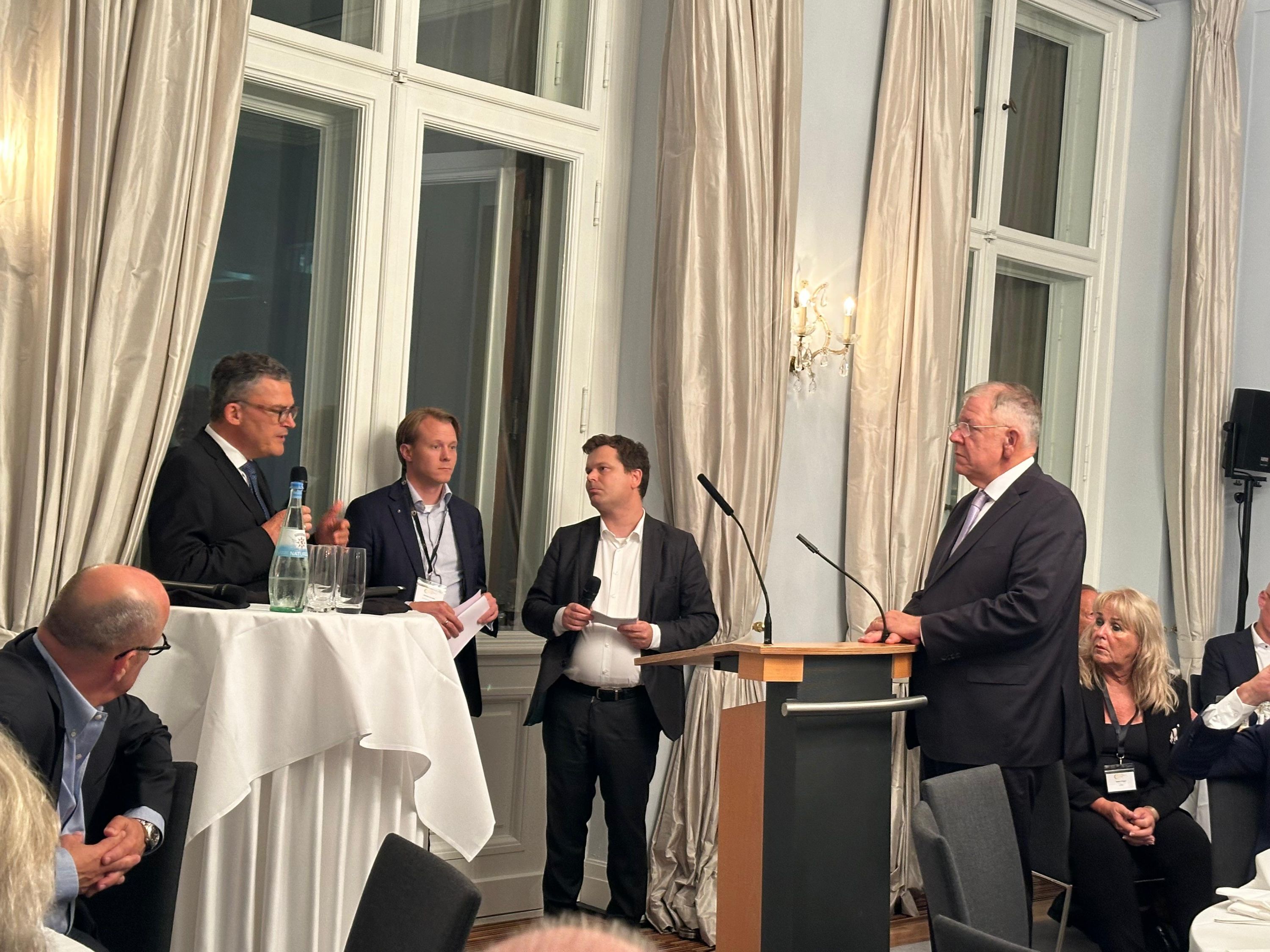Roderich Kiesewetter MdB (l.) und Christoph Ahlhaus (r.) beim sicherheitspolitischen Austausch in der Deutschen Parlamentarischen Gesellschaft. Im Mittelpunkt standen Resilienz, Wirtschaftsschutz und die Zusammenarbeit zwischen Staat und Mittelstand | BERLINboxx